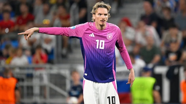 Bayern Munich đối mặt khó khăn trong thương vụ săn đón tiền đạo Nick Woltemade